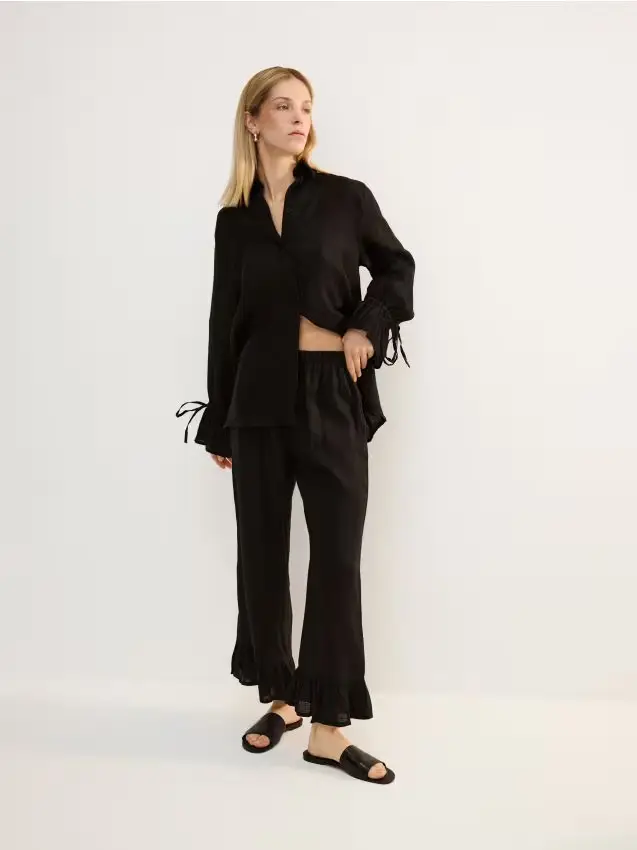 Reserved Pantaloni in lino con volant - nero