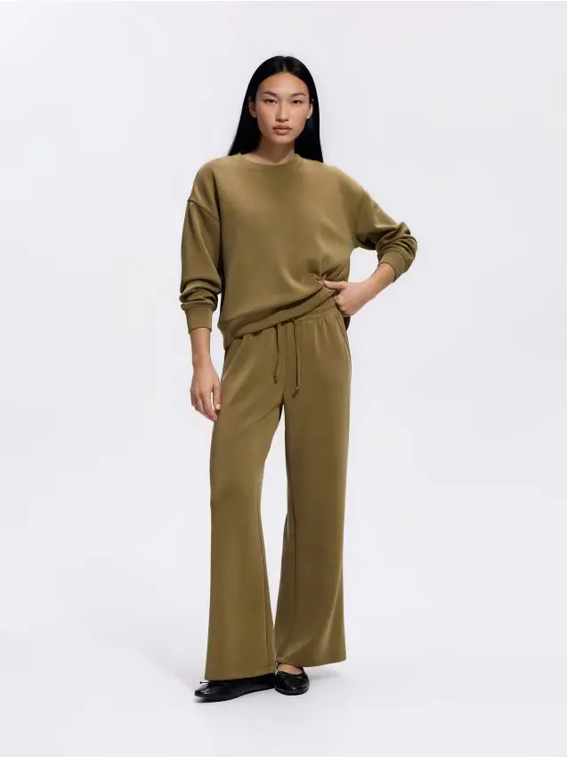 Pantaloni larghi con modal - verde oliva chiaro