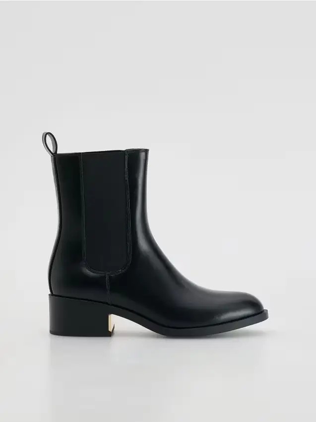Reserved Stivali con tacco Nero 4437101