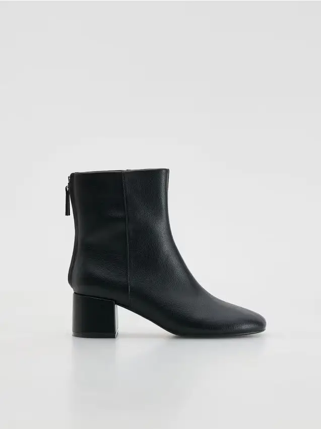 Reserved Stivali con tacco Nero 4586460