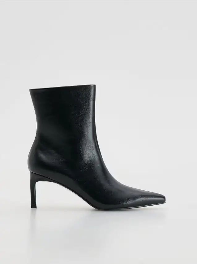 Reserved Stivali con tacco Nero 4440547
