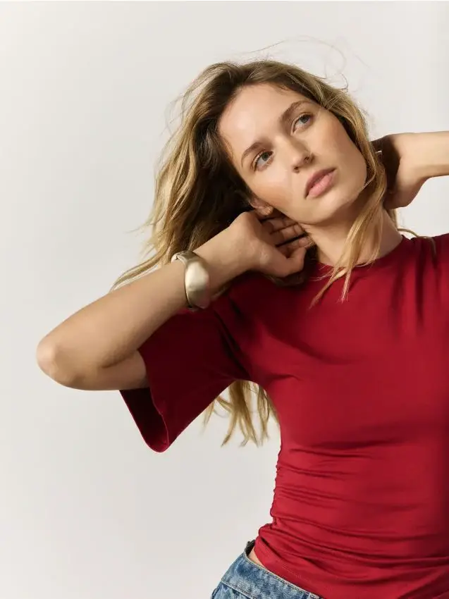 T-shirt con spalle imbottite - rosso piccante
