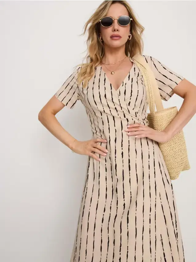 Sinsay Abito midi a portafoglio in viscosa a righe - nude