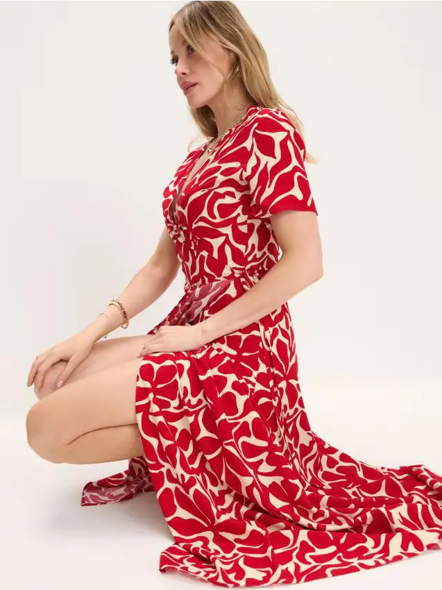 Sinsay Abito midi a portafoglio in viscosa con stampa floreale - rosso