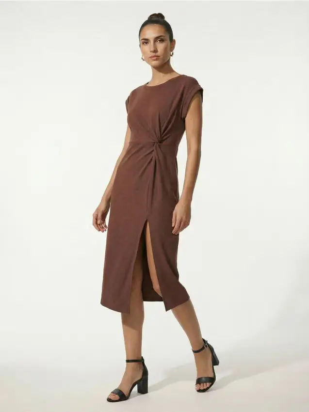 Sinsay Abito midi con arricciature decorative in misto viscosa - marrone scuro