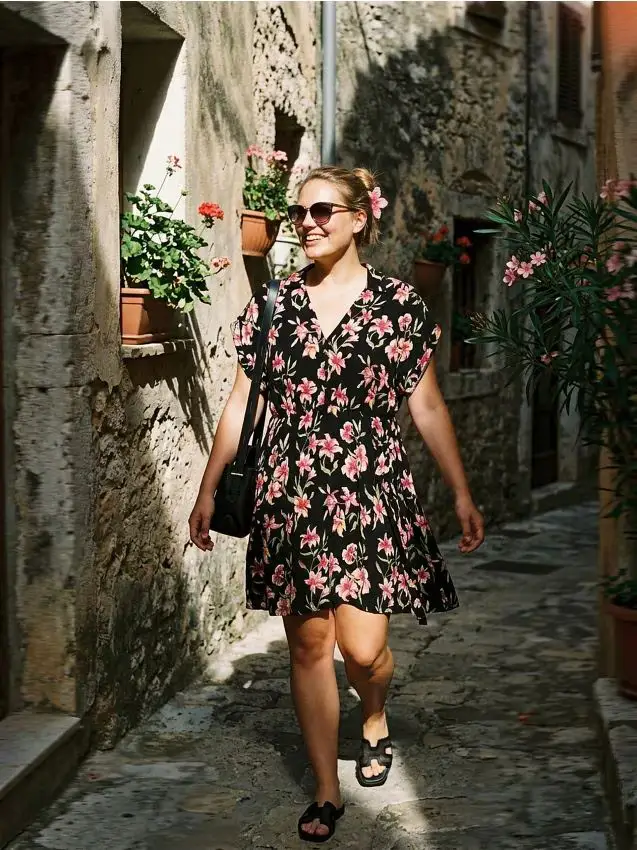 Abito mini in viscosa con cintura e stampa floreale - rosa pastello