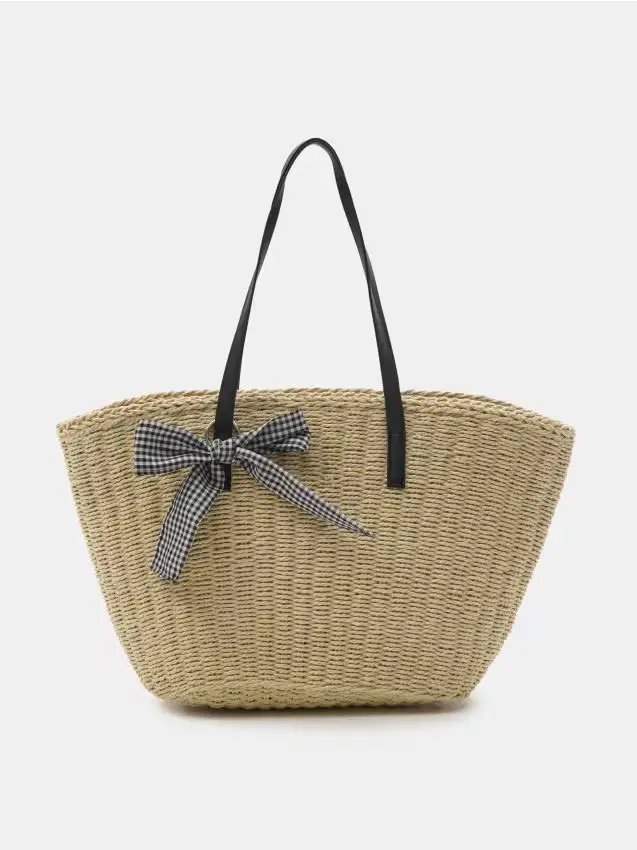 Borsa a spalla intrecciata con portachiavi decorativo a forma di fiocco - panna