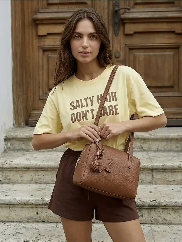 Borsa a spalla piccola in ecopelle con portachiavi - marrone dorato