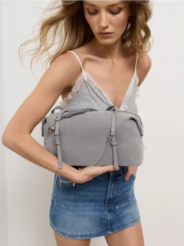 Borsa piccola in finta pelle scamosciata con catena e ciondoli - grigio chiaro