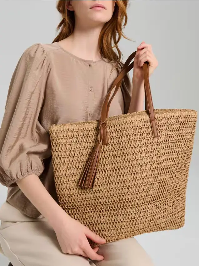Borsa tote intrecciata con portachiavi decorativo - beige