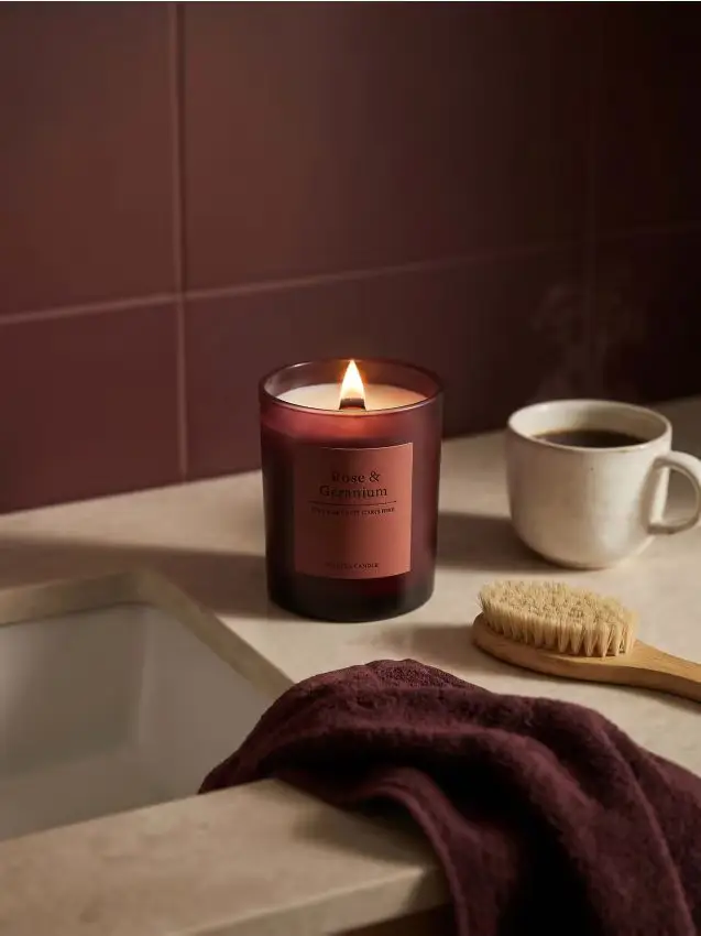 Candela profumata con aggiunta di cera di soia Rose and Geranium - malva