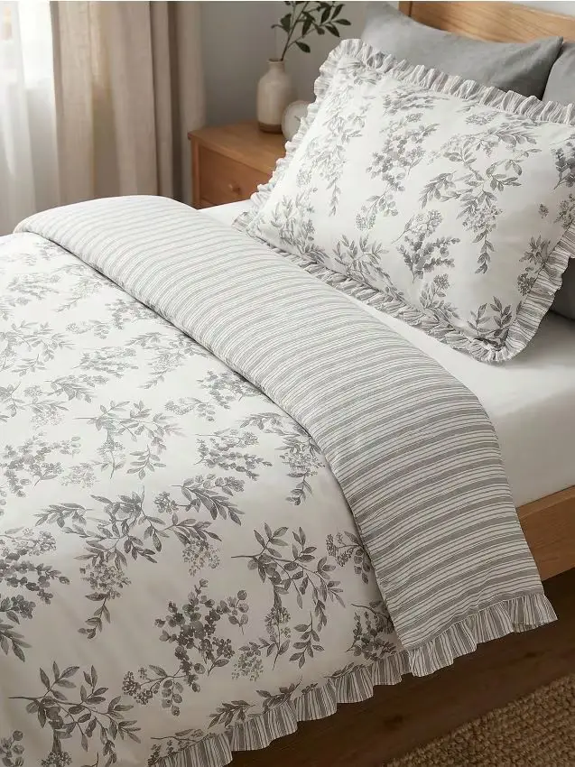 Completo letto con motivo vegetale e volant - panna