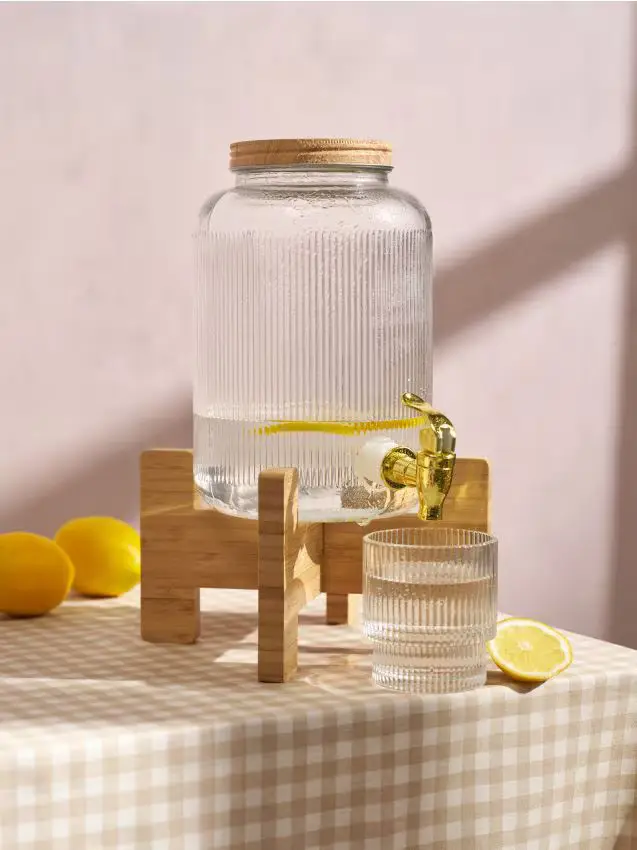 Dispenser per bevande con superficie scanalata su base in legno con coperchio - clear