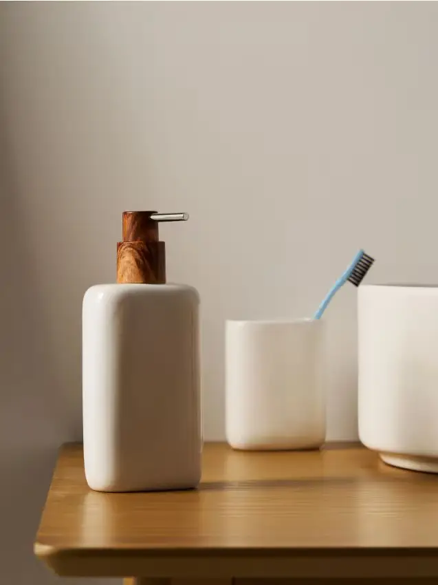 Sinsay Dispenser per sapone in ceramica con pompa in bambù - bianco