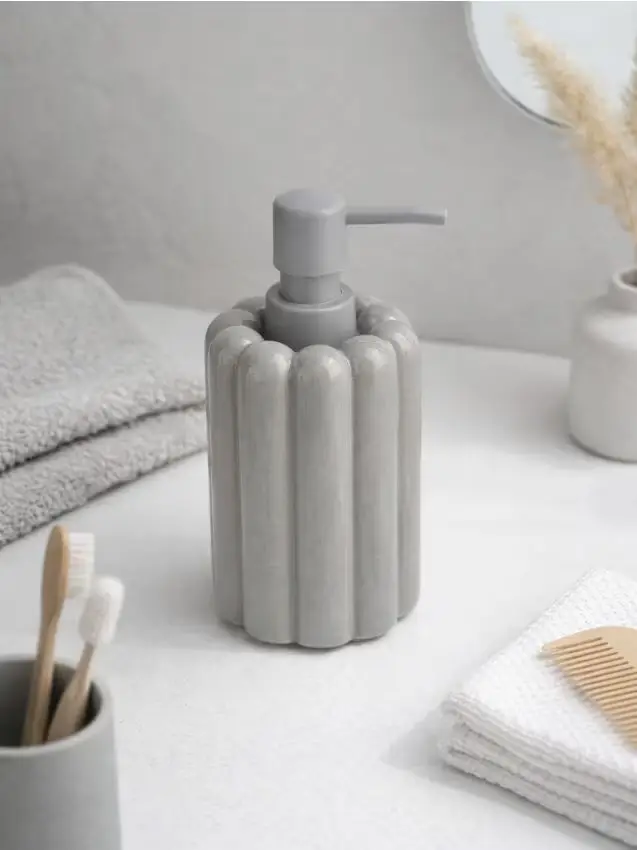 Sinsay Dosatore di sapone in ceramica con superficie scanalata - grigio chiaro