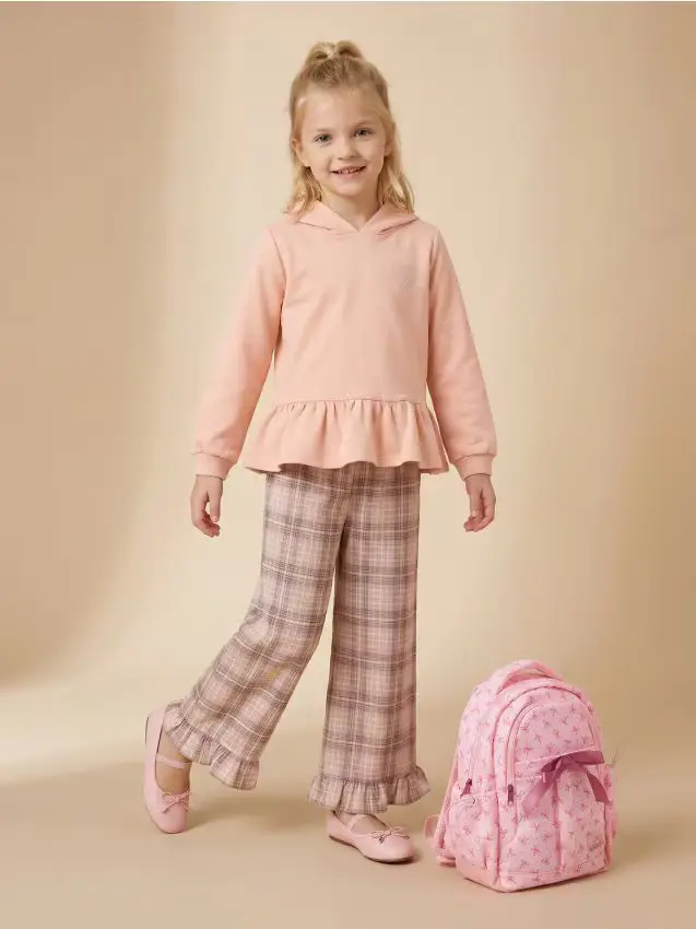 Felpa con cappuccio con volant decorativo e borchie - rosa cipria