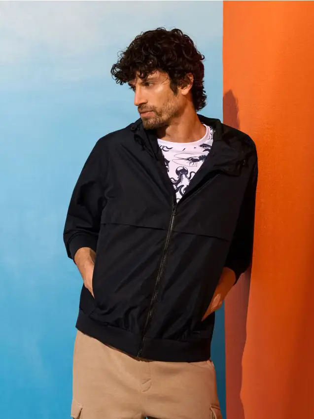 Sinsay Giacca tecnica con cappuccio e polsini elasticizzati - blu scuro