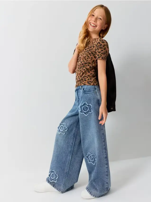 Jeans wide leg con applicazione decorativa a forma di fiori - blu