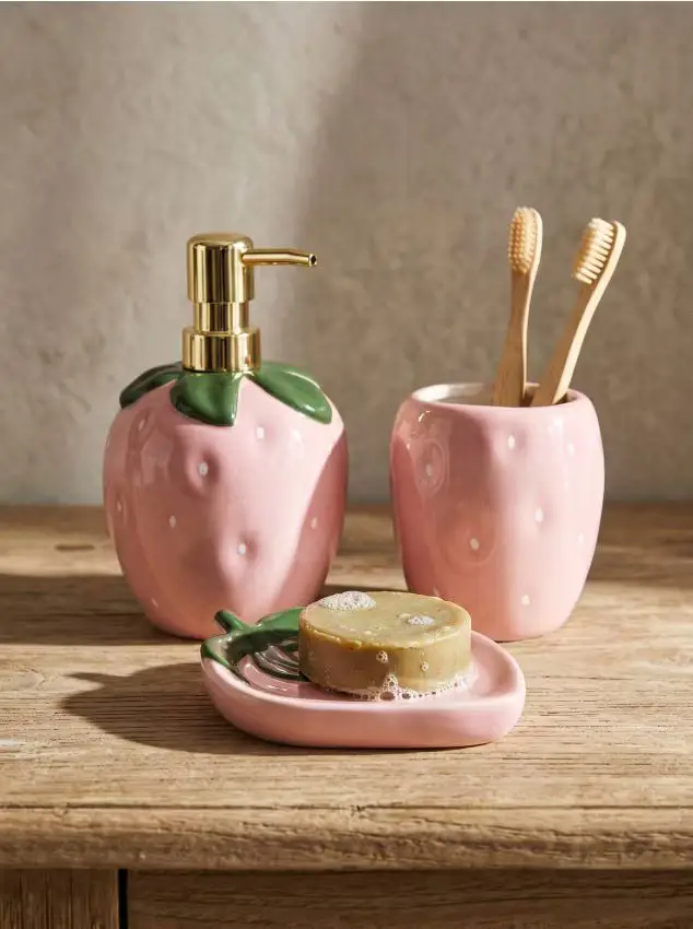 Set bagno dispenser di sapone, portasapone e porta spazzolini con motivo fragole 3 pack - rosa pastello