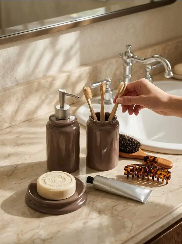 Set da bagno portasapone, dosatore per sapone e portaspazzolini - marrone