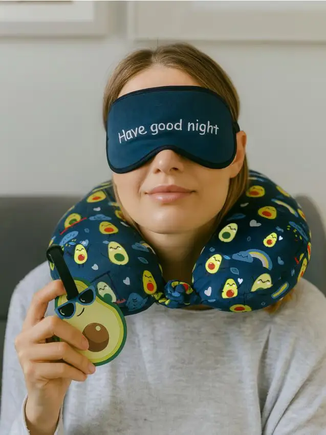 Sinsay Set da viaggio cuscino, mascherina per occhi e targhetta con nome - blu