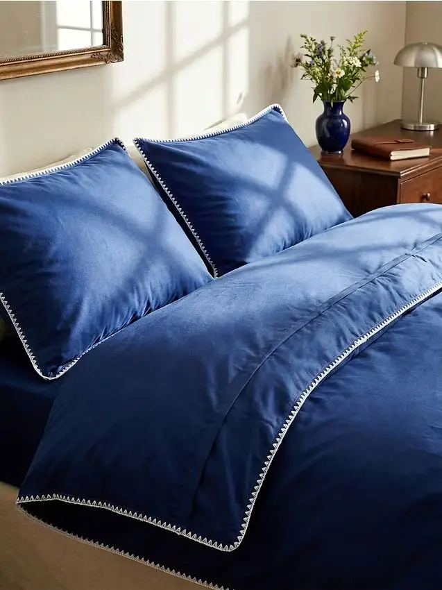 Set di biancheria da letto in raso con finitura decorativa - blu scuro