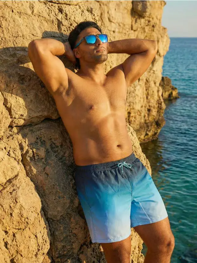 Sinsay Shorts da spiaggia con effetto ombré - blu scuro
