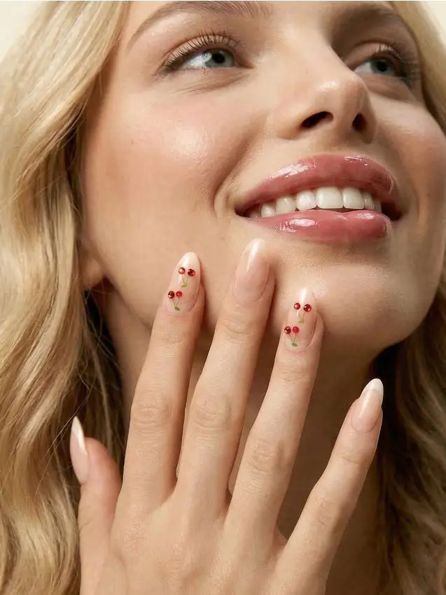 Unghie artificiali a forma di mandorla con french e motivo di ciliegie - nude