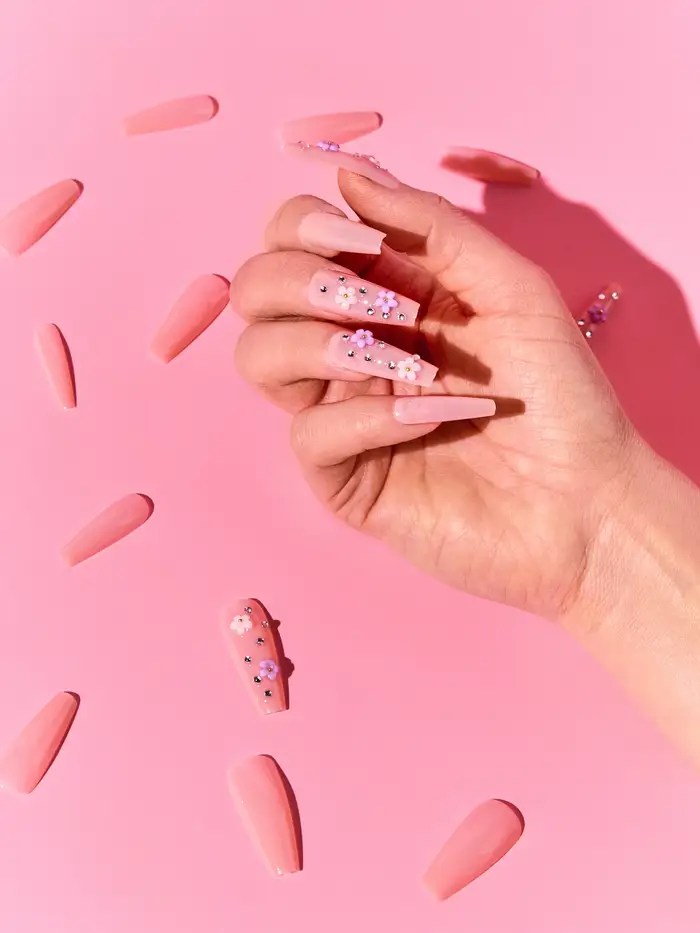 Unghie finte con motivo floreale e paillettes 24 pz - rosa pastello