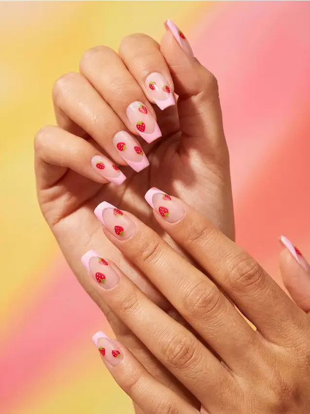 Unghie finte quadrate french con motivo fragola - rosa pastello