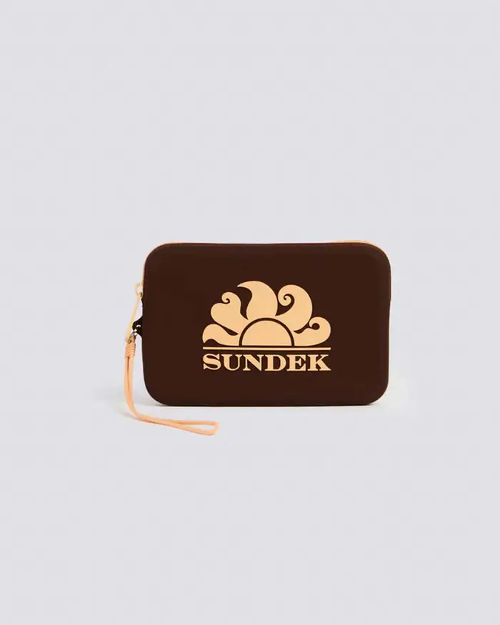 Mini pochette Sundek marrone in gomma con zip e logo a contrato di colore