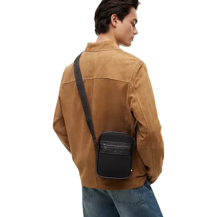Tommy Hilfiger Borsa a tracolla TH REPREVE MINI REPORTER AM0AM14448 Nero