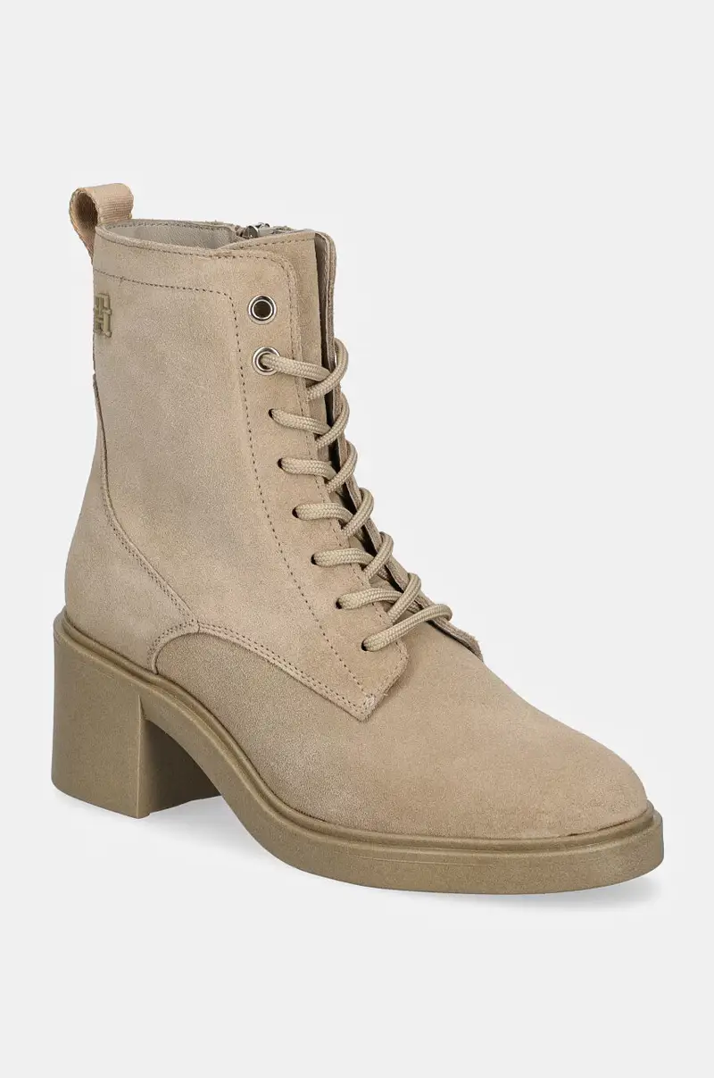 Tommy Hilfiger stivaletti alla caviglia in camoscio SUEDE MID HEEL LACEUP LOGOTAPE donna colore beige FW0FW08090