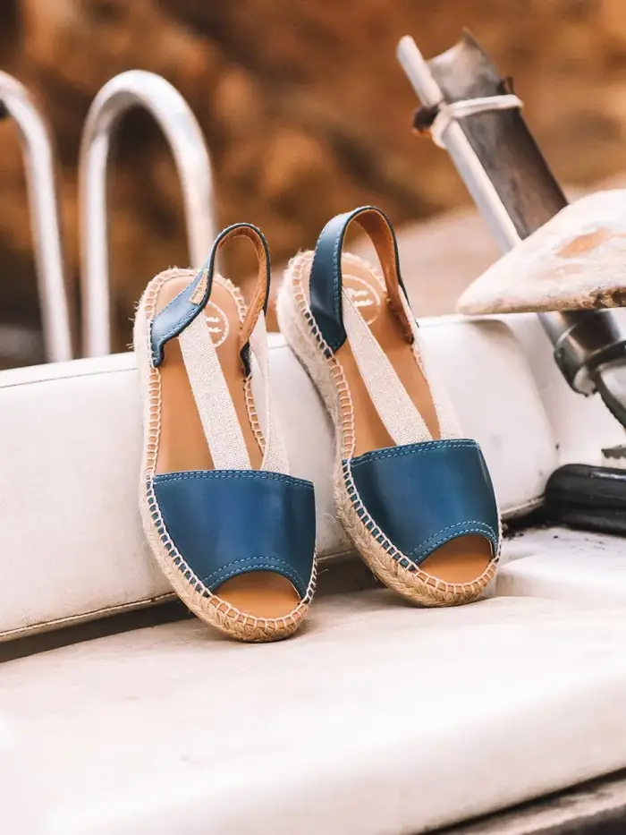 Toni Pons Sandalo piatto in pelle con elastici OCEANO