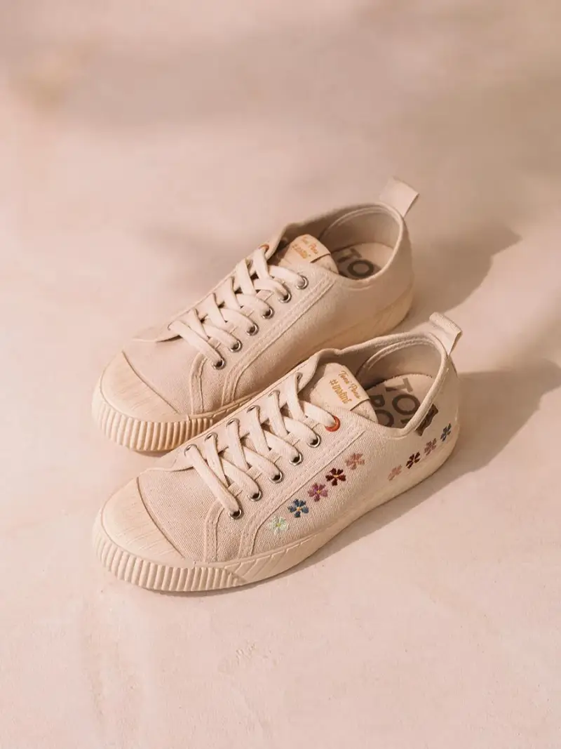 TONI PONS Scarpe sportive basse da donna in cotone riciclato con ricami CRUDO