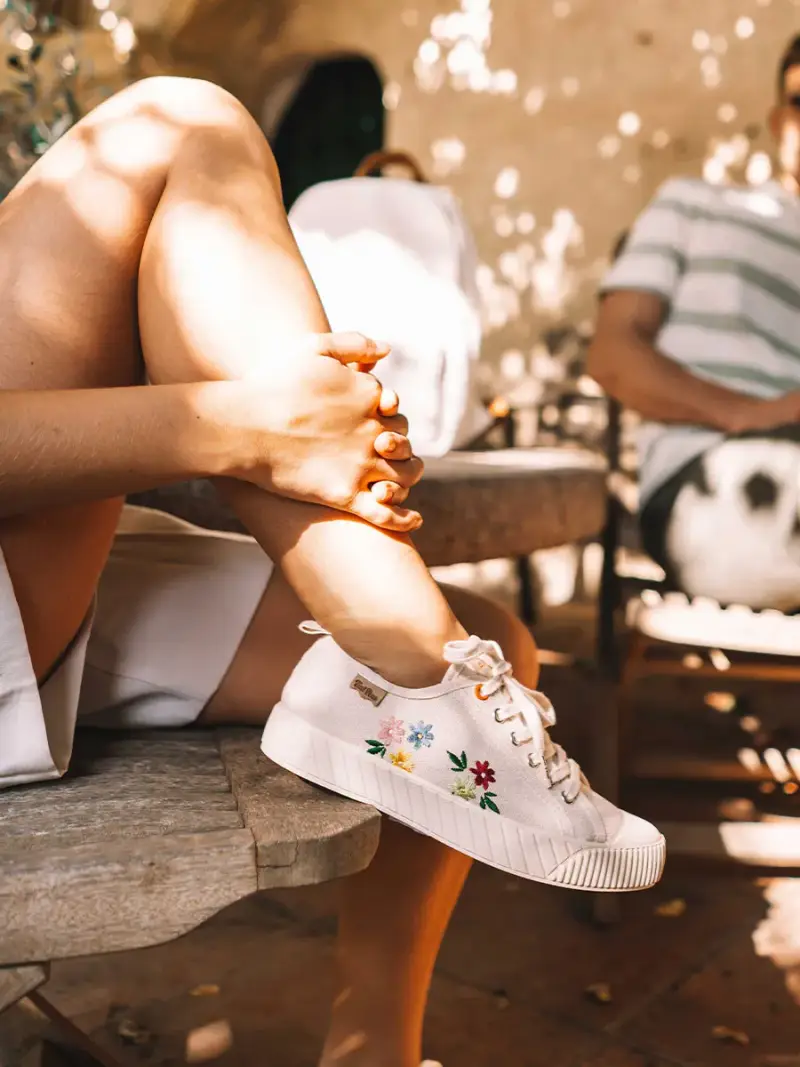 TONI PONS Scarpe sportive basse da donna in cotone riciclato con ricami CRUDO