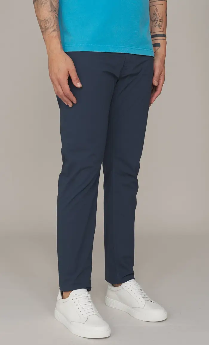 Trussardi Pantalone 370 close in popeline leggero, colore blu