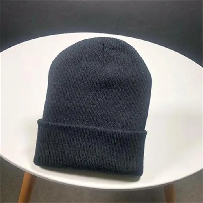 Berretto classico a più colori Nuovi cappelli invernali caldi per donna e uomo Berretto a cuffia autunnale solido lavorato a maglia 54cm-60cm nero