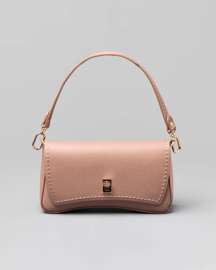 Mini bag rosa cipria in pelle martellata con impunture a vista lungo la patta di chiusura