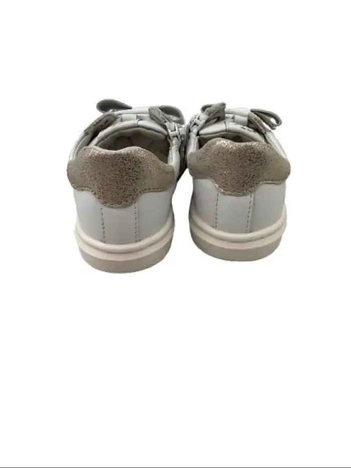 scarpe bianche bambina dettagli oro miniatura 3