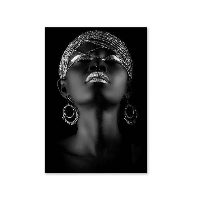 wall art world-1 Poster e stampe di dipinti su tela di donne africane, donna nera che tiene in mano gioielli d oro, immagine per soggiorno