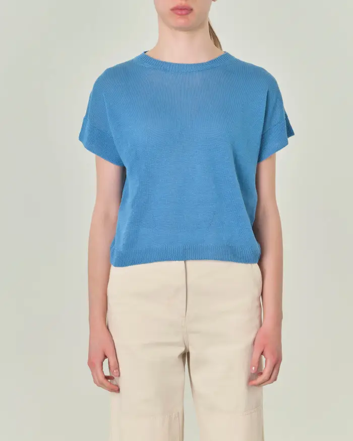 Maglia color avio in puro lino dalla linea ampia con scollo tondo e maniche corte ad aletta