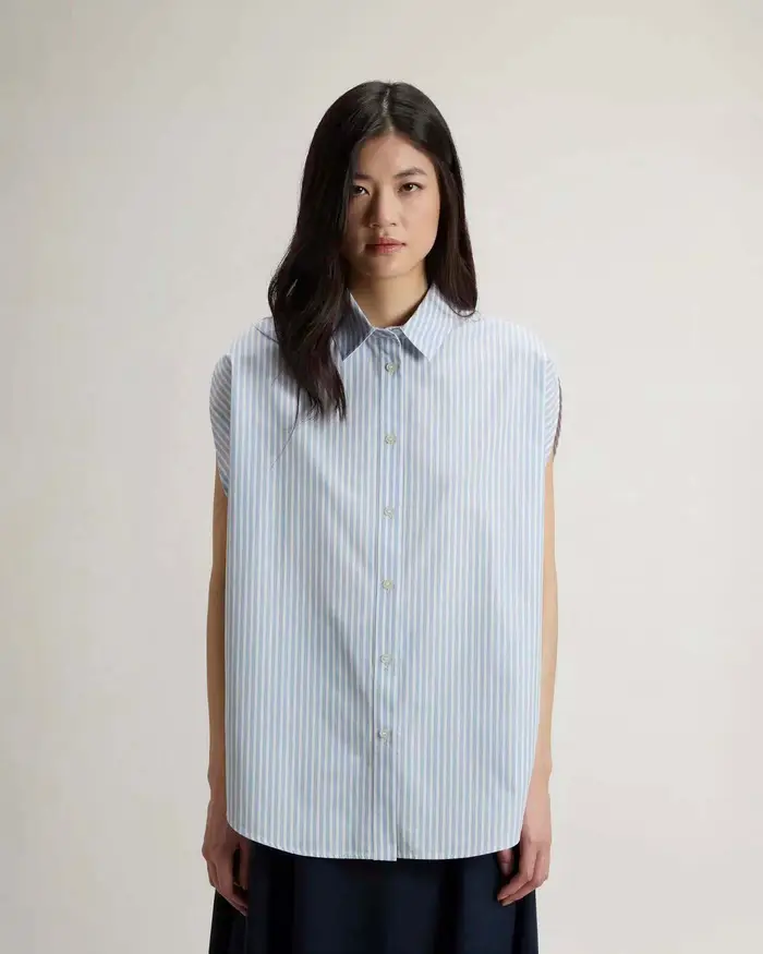 Camicia smanicata Woolrich azzurra a righe in popeline di cotone
