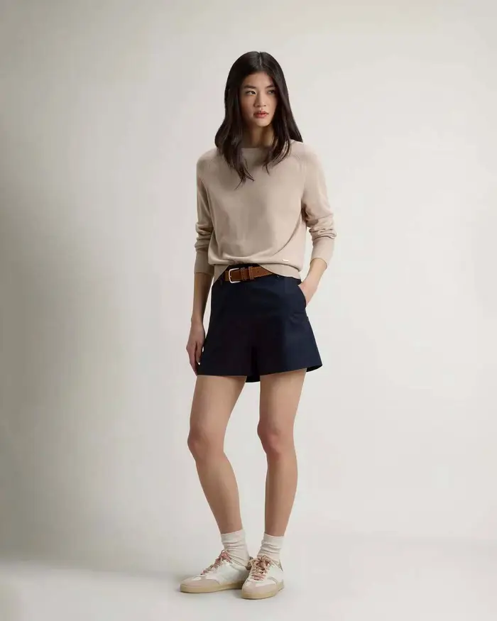 Maglia Woolrich beige in misto cotone con placca logo in metallo e scollo a barchetta