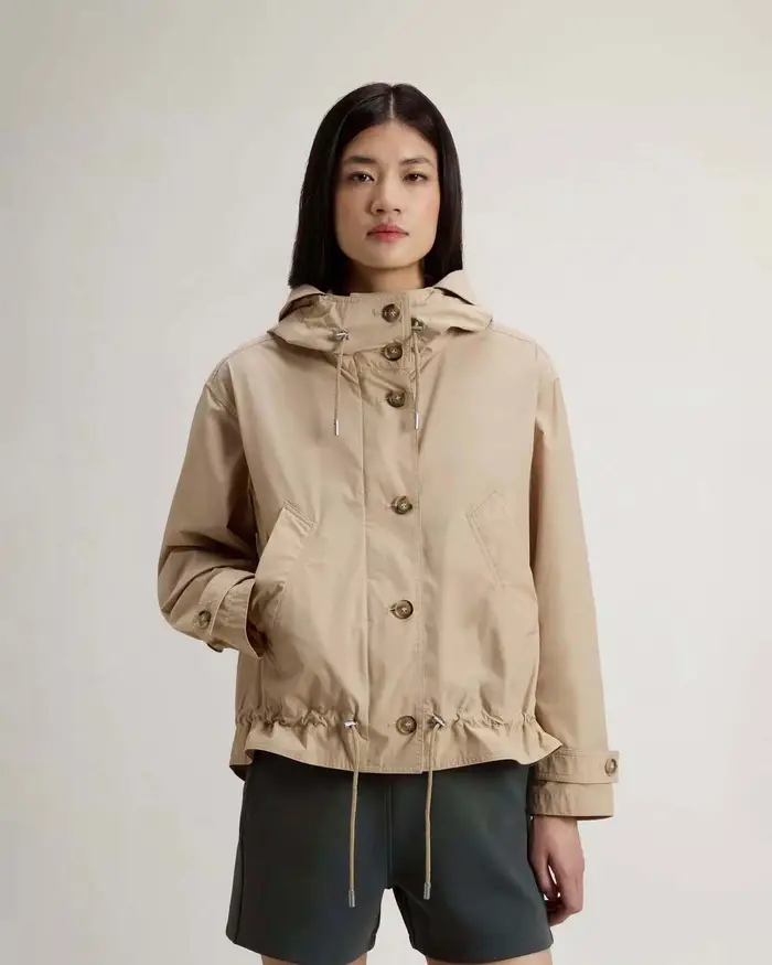 Parka corto Woolrich beige in tessuto tecnico antivento con cappuccio