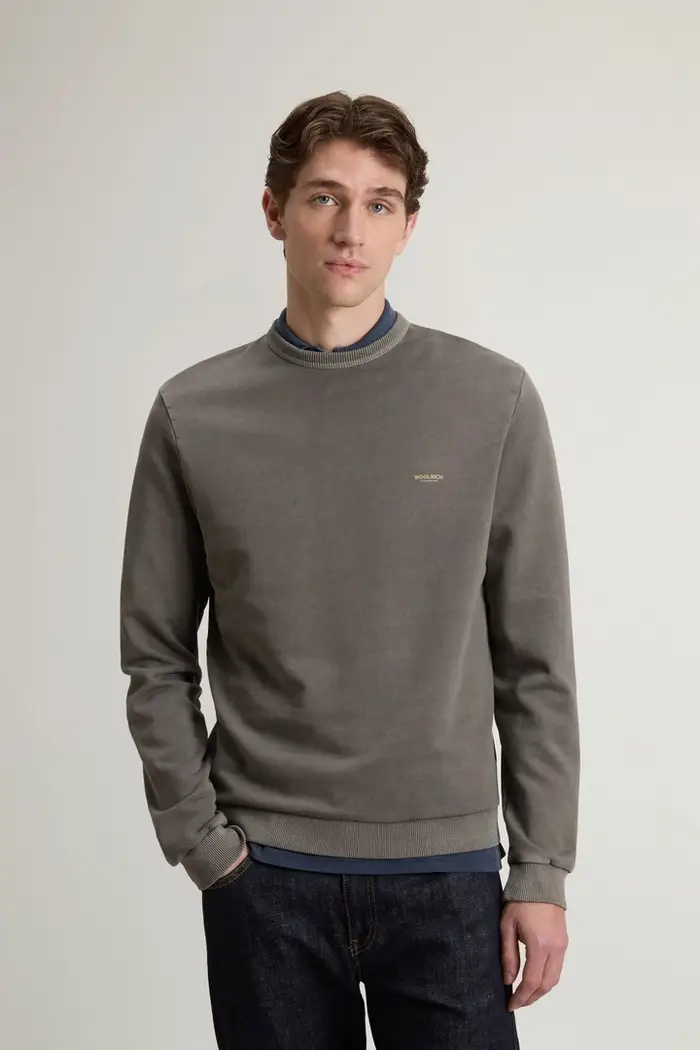 Woolrich uomo Felpa girocollo in puro cotone tinta in capo con logo Verde Faded Smokey Olive