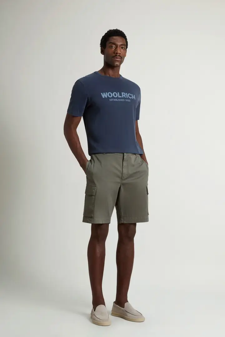 Woolrich uomo Pantaloncini cargo in twill di cotone tinti in capo Verde Smokey Olive