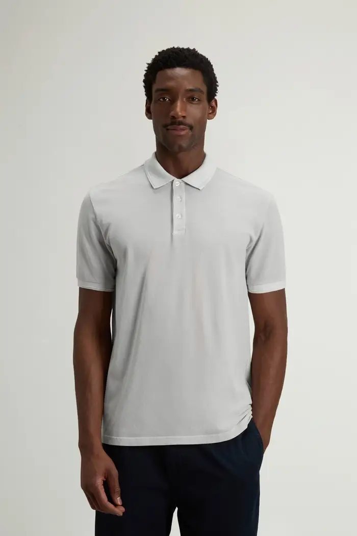 Woolrich uomo Polo Mackinack in piqué di cotone elasticizzato tinta in capo Grigio Faded Harbor Mist