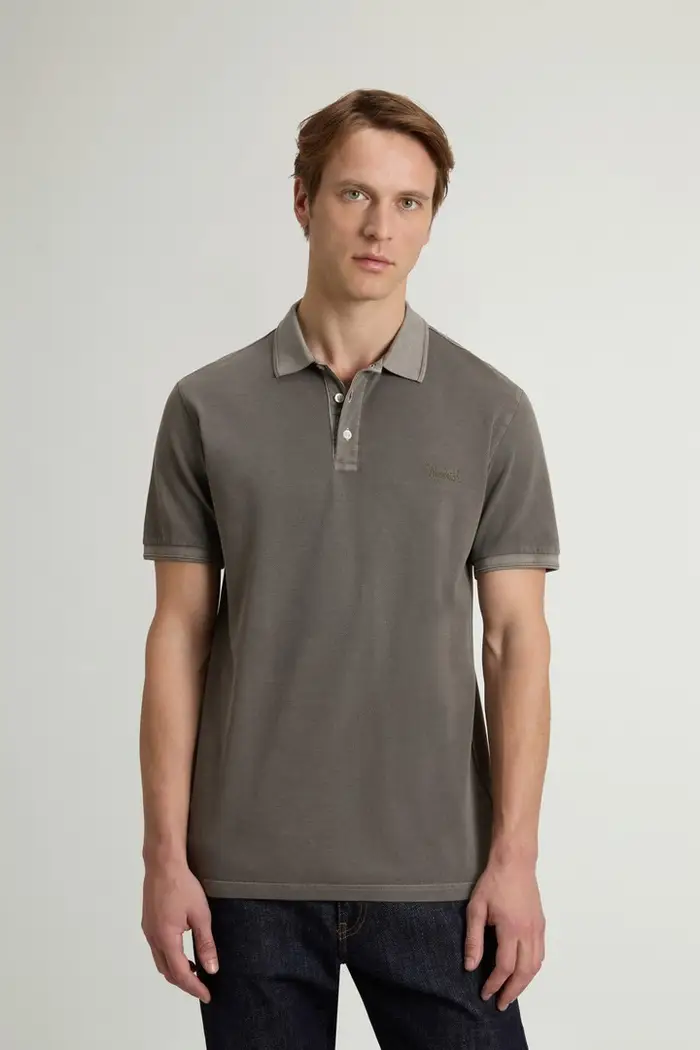 Woolrich uomo Polo Mackinack in piqué di cotone elasticizzato tinta in capo Verde Faded Smokey Olive