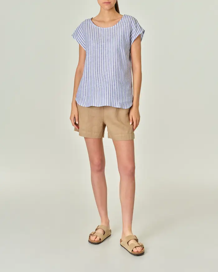 Blusa bianca in lino a righe verticali azzurre con maniche corte ad aletta